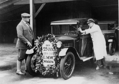 der 25.000 bmw wagen, li. eberhard rauschnabel